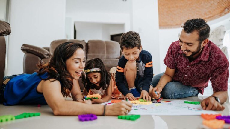 Família fazendo atividades em casa.