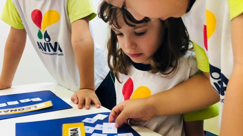 Criança lendo livro.