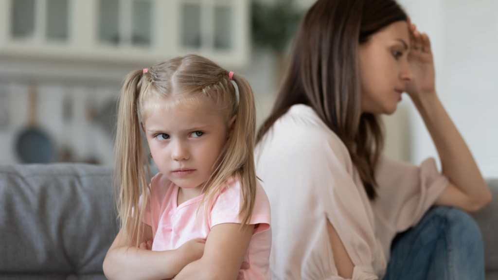 Uma criança aparentemente nervosa com uma mãe que busca soluções para aquele comportamento.
