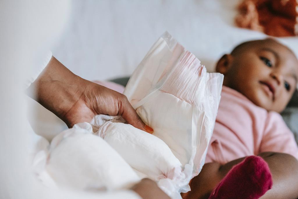 você pode começar deixando o bebê sem fraldas durante a tarde e depois durante o dia todo