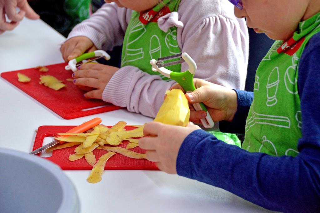 os pais podem estimular os pequenos a participarem do preparo dos alimentos com a supervisão de um adulto