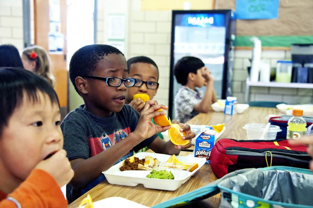 quando as crianças se alimentam em conjunto, tendem a consumir alimentos mais nutritivos