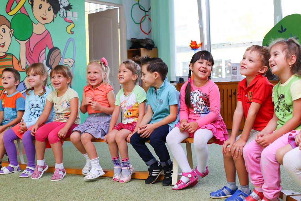 além das atividades comuns de sala de aula, as crianças ainda contam com aulas extracurriculares e extraclasses como no pátio da escola, por exemplo