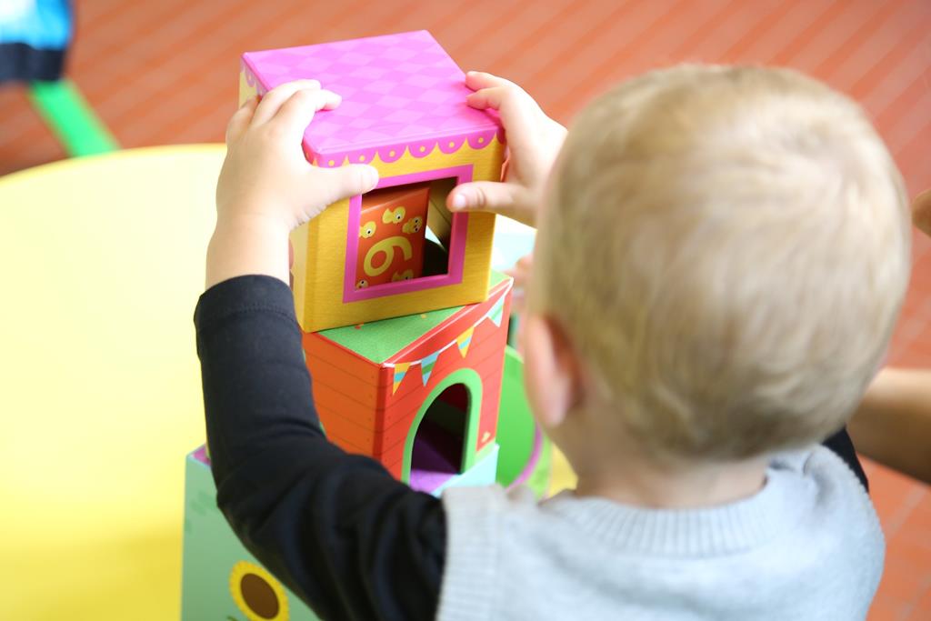 quando o bebê está brincando tende a se distrair mais e acaba deixando xixi escapar