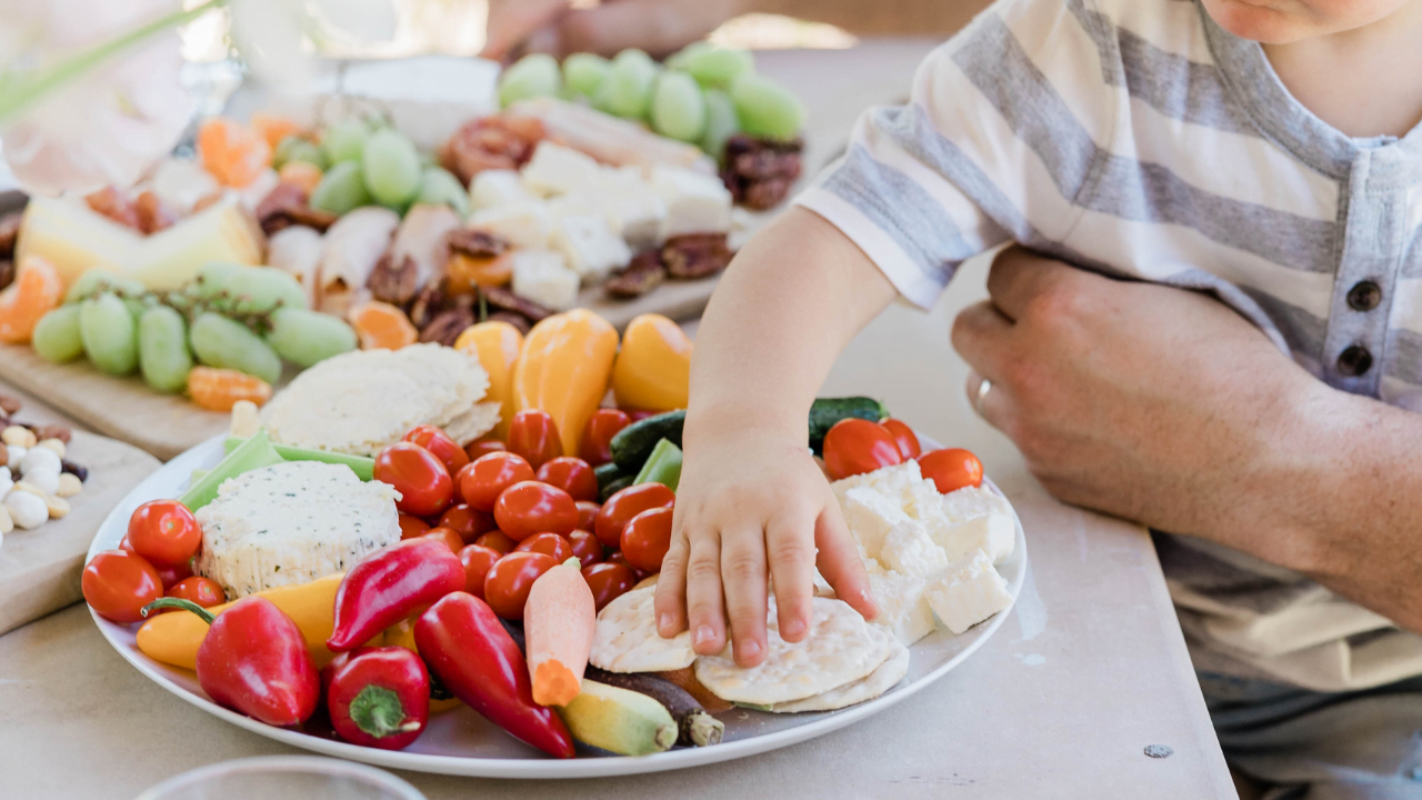 Quando o bebê começa a comer a comida da família