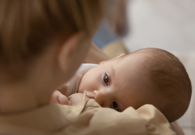 os bebês menores têm uma necessidade de sucção maior, especialmente os que são amamentados com leite materno