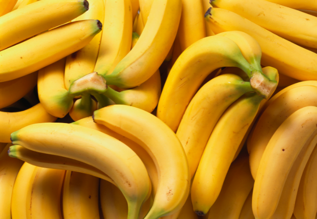 a banana é uma das frutas mais bem aceitas pelos bebês por ser mais docinha, e ainda é rica em potássio e vitamina B6