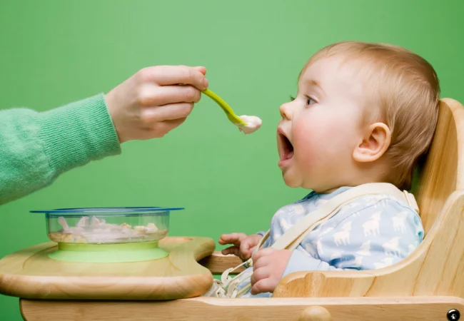 durante a introdução alimentar é essencial escovar a língua do bebê para remover os resíduos de alimentos sólidos
