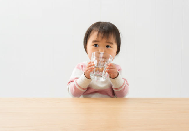 Ofereça água para o bebê de acordo com as recomendações diárias