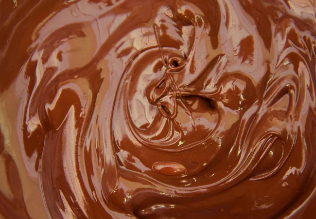 Evite o consumo de chocolate na frente dos seus filhos