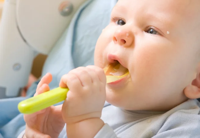 é importante que o bebê leve os objetos e mão até à boca, indicando que tem curiosidade em descobrir novas texturas e sabores