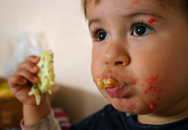 Alimentação: Deixe os pequenos explorar esse momento, inclusive, com as mãos