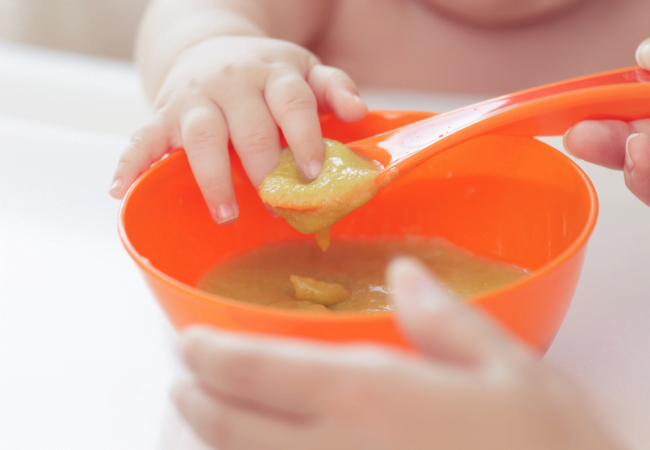 Qual talher é ideal para o bebê na introdução alimentar?