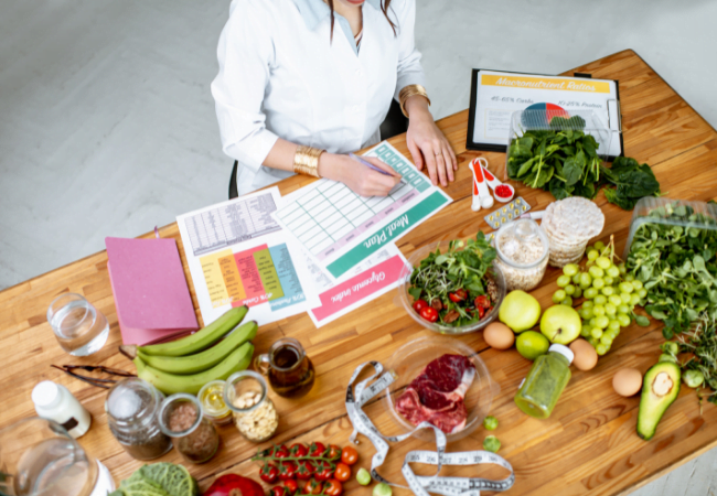 Nutricionista preparando o cardápio.