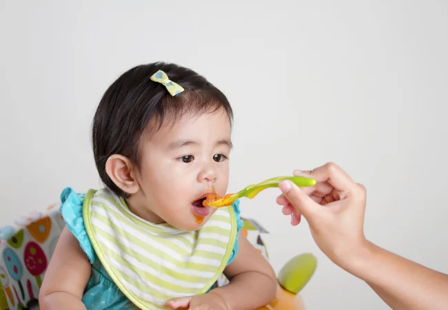 é importante que você comece a amassar cada vez menos os legumes para que o bebê acostume com os alimentos sólidos
