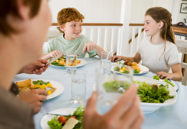 Alimentação: As refeições em família, à mesa, são de grande importância para as crianças