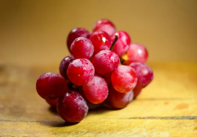 Alimentos perigosos como uvas roxas sem corte