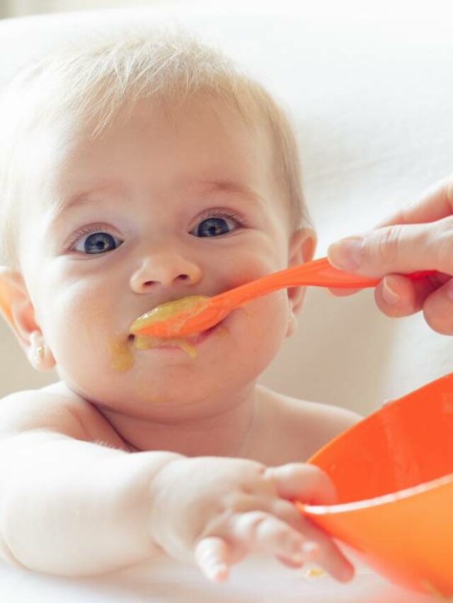 Bebê começando a introdução alimentar.