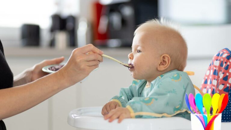 Como escolher a melhor colher para a introdução alimentar do bebê.