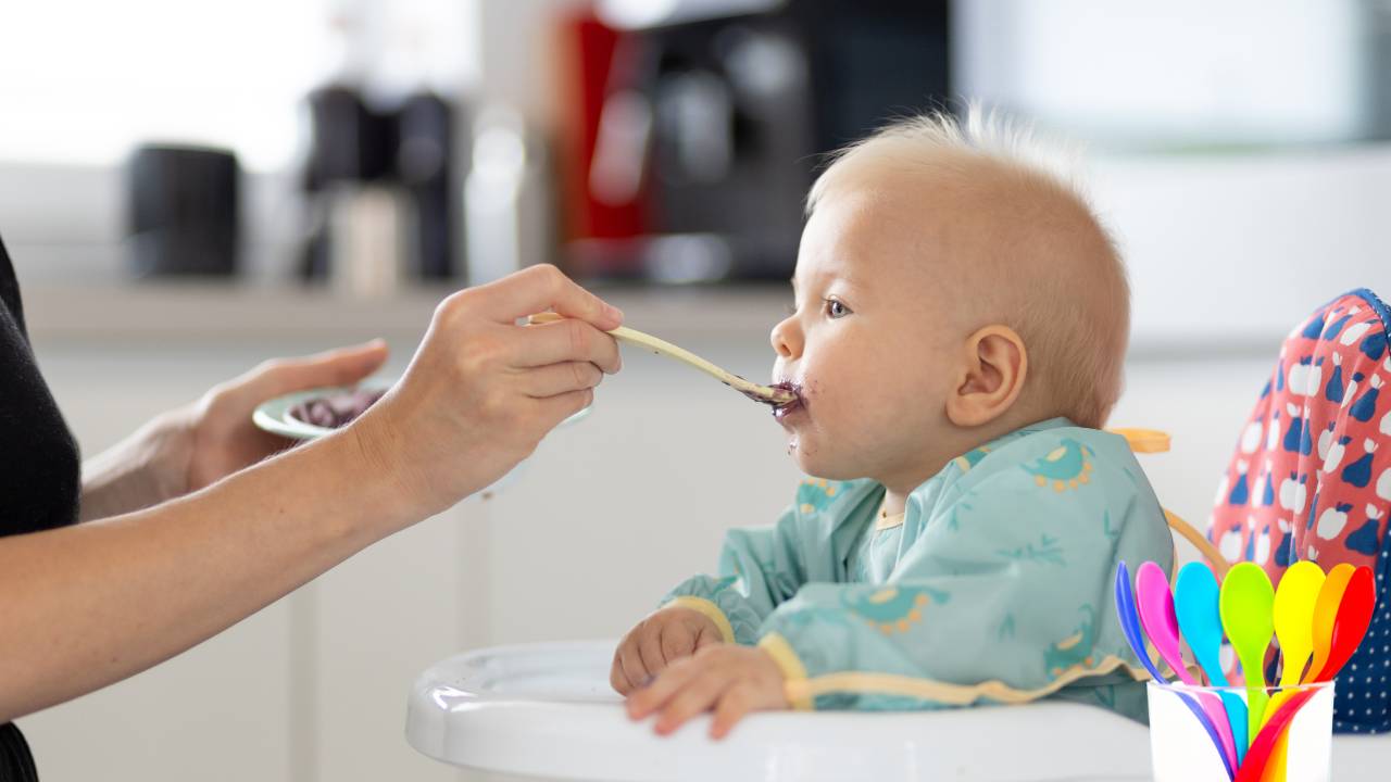 Como escolher a melhor colher para a introdução alimentar do bebê? Conheça  os modelos mais indicados!