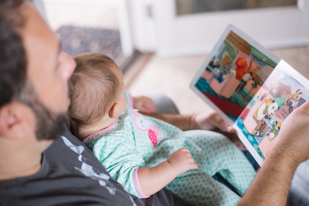 Pai lendo para o filho