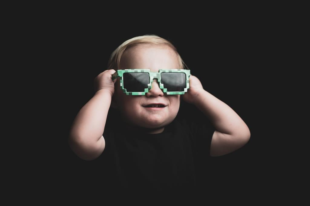 Criança com óculos