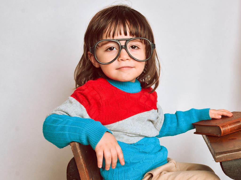 Criança com óculos