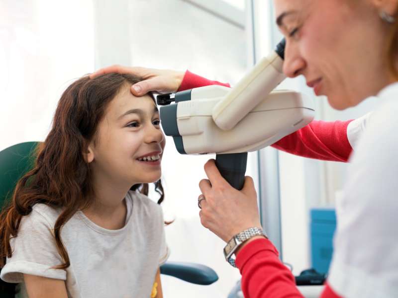 Garotinha realizando consulta com oculista infantil. 