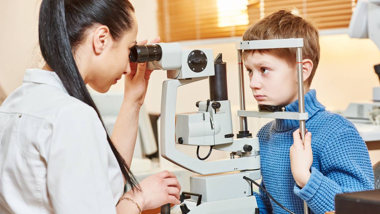 Criança realizando consulta com uma oculista infantil.