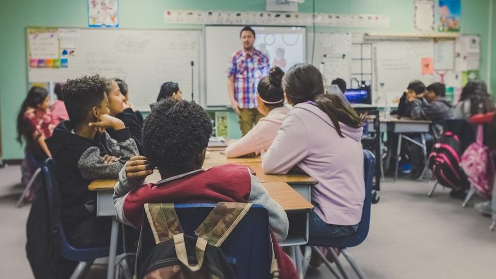 Interação com amigos durante a aula faz com que o aprendizado do inglês seja mais divertido