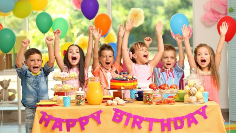 Crianças comemorando aniversário em buffet infantil.
