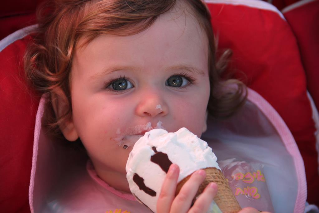 evite deixar o bebê consumir alimentos ricos em açúcar com frequência