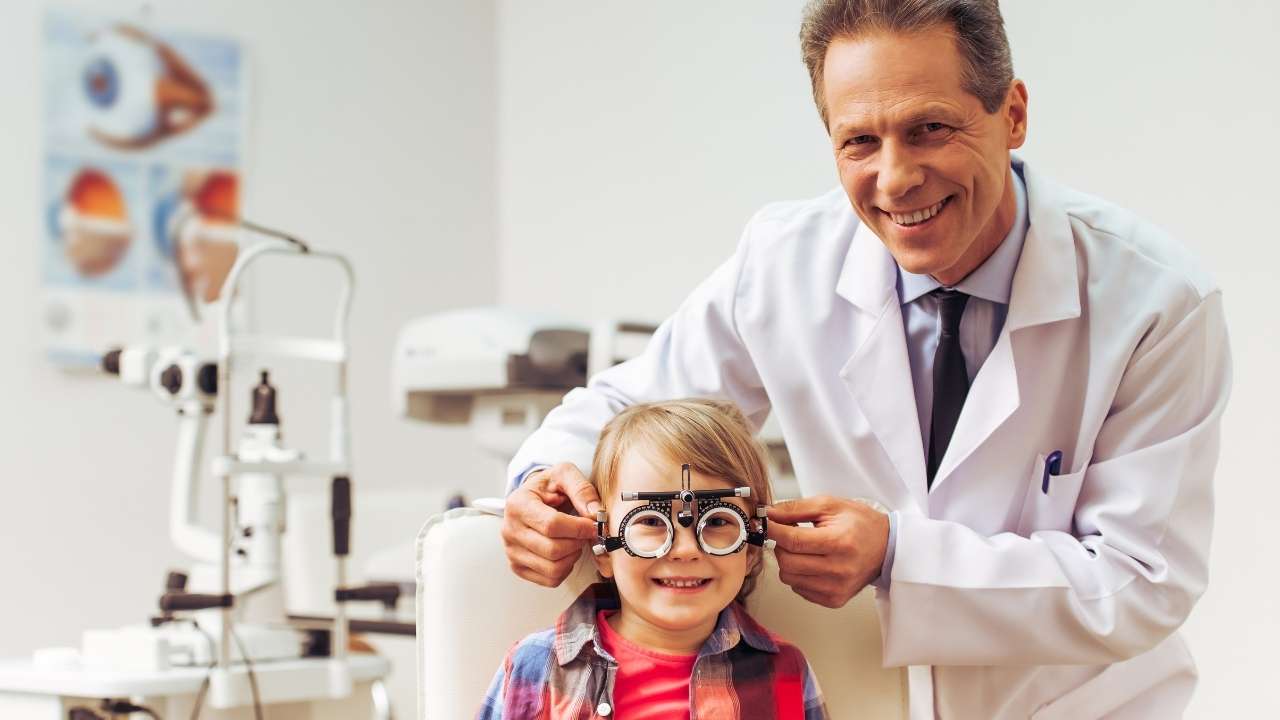 Médico oftalmologista pediátrico.