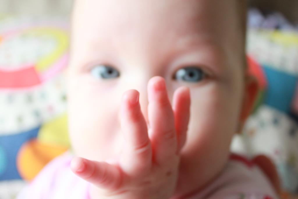 Chupar dedo pode entortar os dentes da criança
