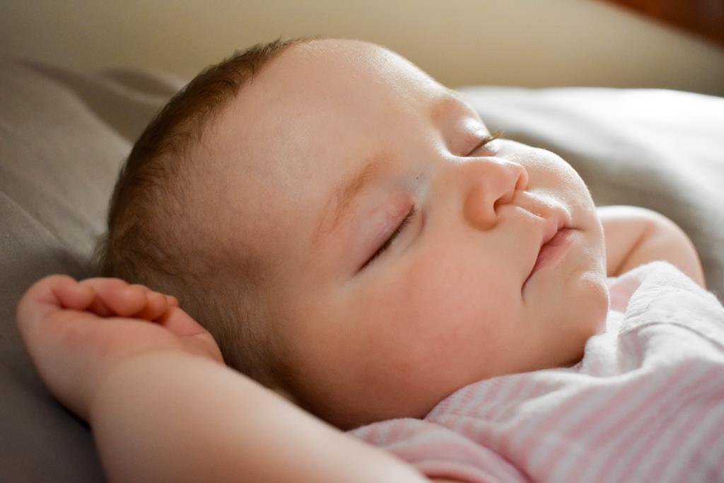 os bebês também costumam chorar quando estão com sono
