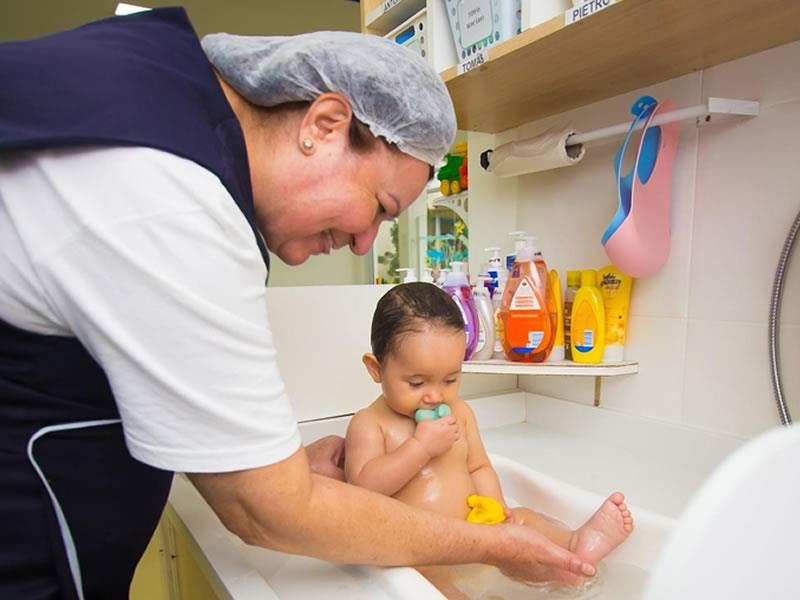 criança em banho na escola infantil