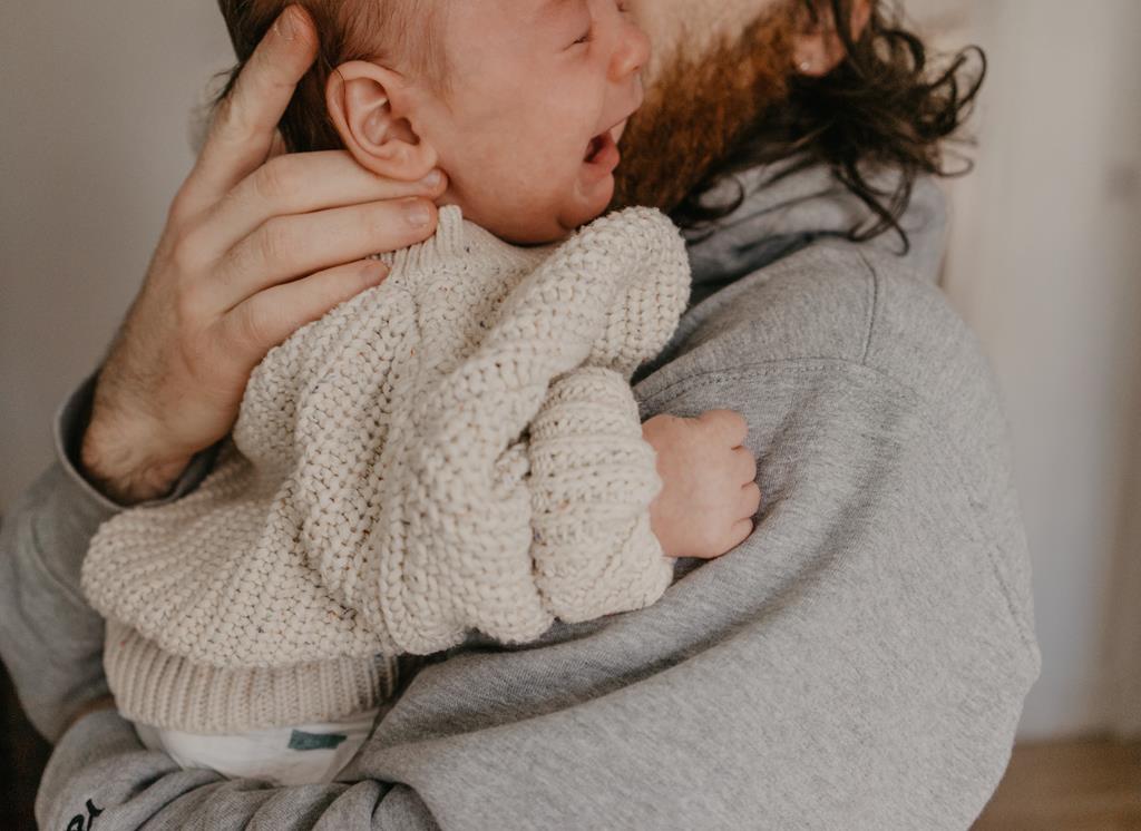 antes de oferecer a chupeta é importante entender o choro do bebê e suas necessidades