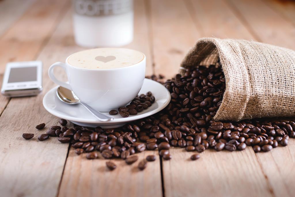 por ser rico em cafeína, o café pode deixar o bebê agitado e inquieto e até causar quadros de insônia