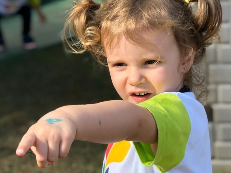 Menina brincando na escola infantil