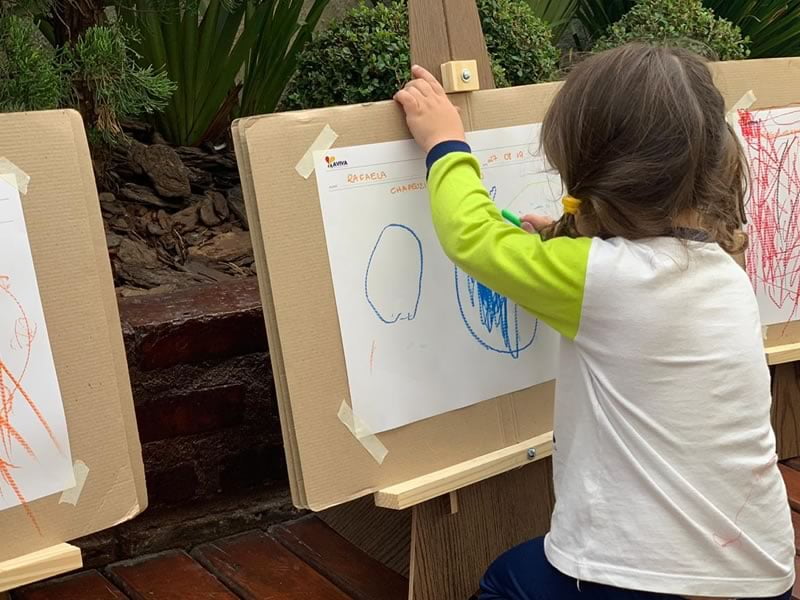 Menina desenhando na escola infantil