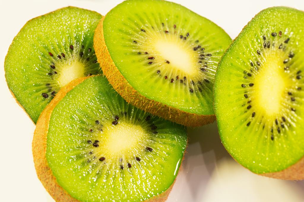 o kiwi e o morango são frutas que devem ser oferecidas com menos frequência aos bebês