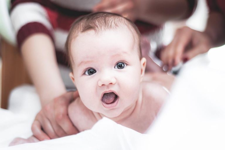 É normal a língua do bebê ficar branca por causa do leite? Como evitar o mau odor?