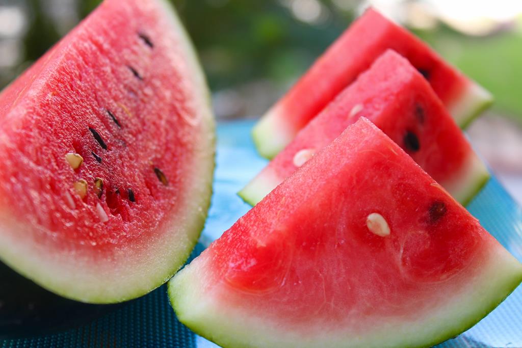 outra das frutas que o bebê de 1 ano pode comer é a melancia, que além de nutrir também contribui para a hidratação 