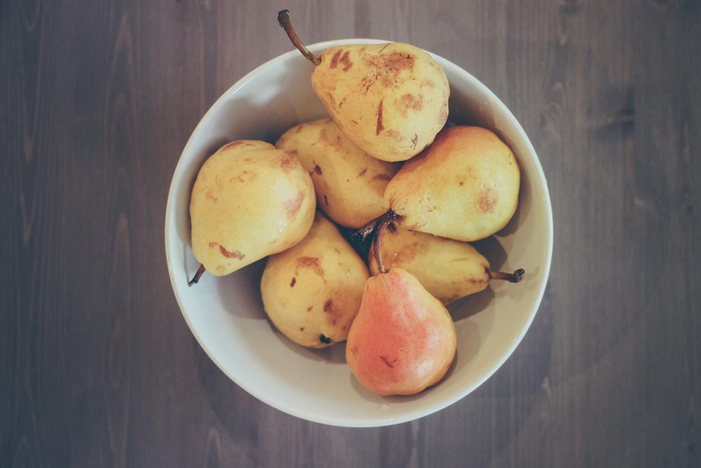 por serem naturalmente mais docinhas e macias, as peras tendem a ser uma das melhores frutas para os bebês de 1 ano