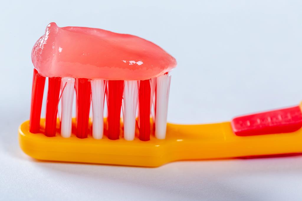 a quantidade de pasta de dente usada nos bebês não deve ser a mesma de crianças maiores ou adultos
