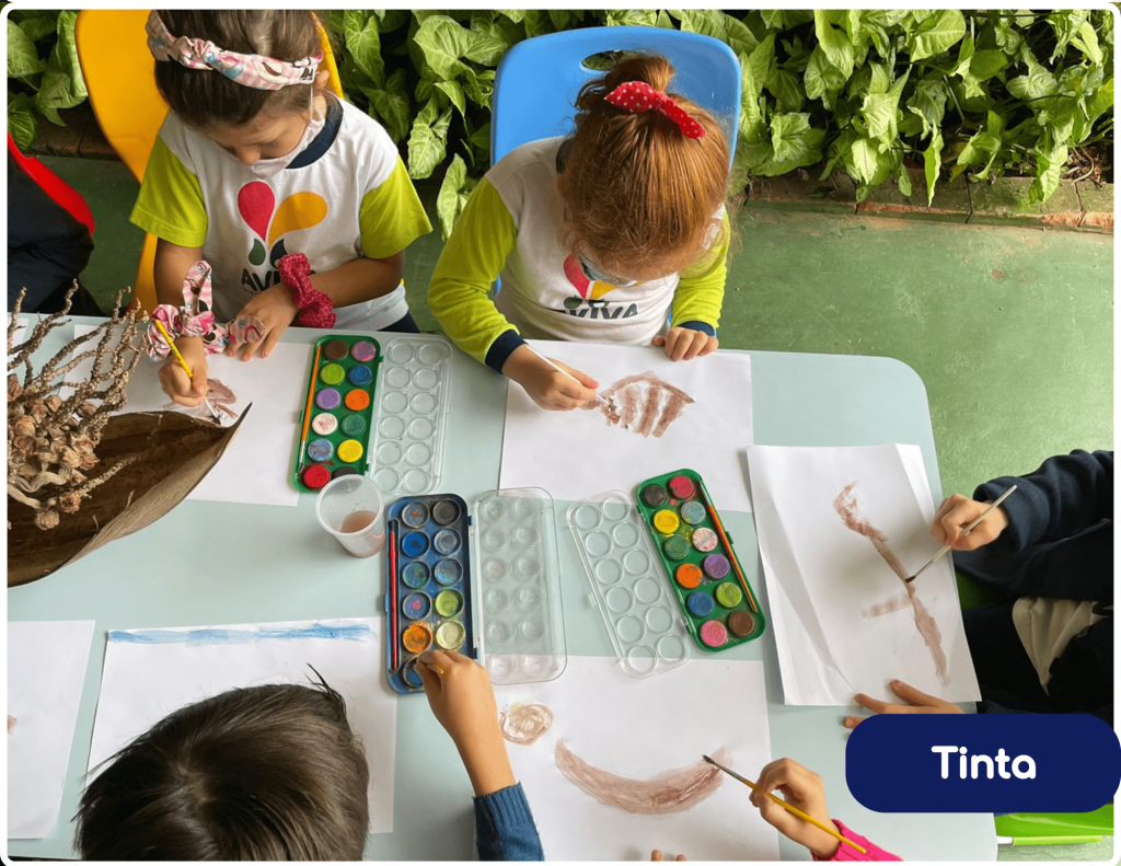 Foto de criança mexendo com tinta da unidade de Moema da escola infantil AVIVA