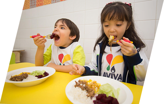 Crianças comendo