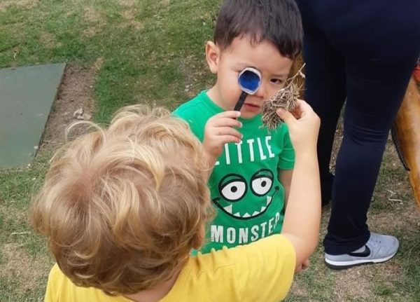 Meninos da escola infantil Aviva explorando a natureza