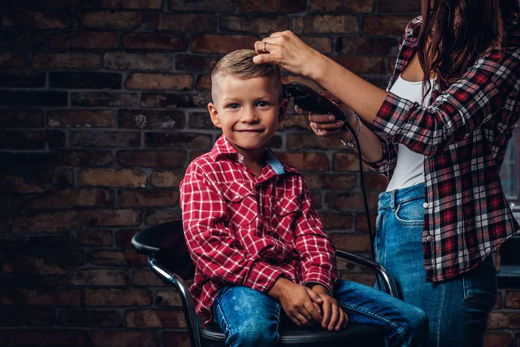 foto de uma criança cortando o cabelo