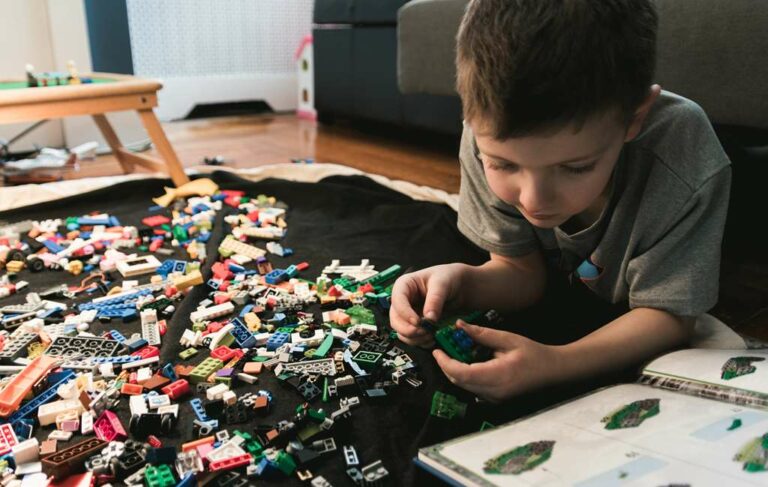 foto de uma criança brincando de LEGO